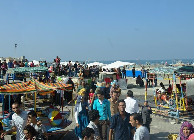 地中海に面した海岸は、<br /><br /><br />この混雑は、なんだ〜？<br /><br />