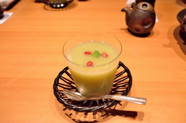 最後にデザート<br />私にとっては　初お目見え<br />これが、めっちゃ美味しい (＾□＾*) ｡★.::･'゜☆<br /><br />洋梨のスムージにミントとブランデーを<br />中には寒天とぶどうが入っていました。<br /><br />この寒天　五頭温泉郷角屋旅館でいただいた寒天と<br />食感が同じ ｳﾝ(._.;)<br /><br />通常の寒天作りにプラス　あれ？何だっけ　<br />忘れちゃった（´〜｀)<br />とにかく　聞けば何でも教えてくれます。<br />いいのかな〜〜　企業秘密無いのかな〜〜<br />
