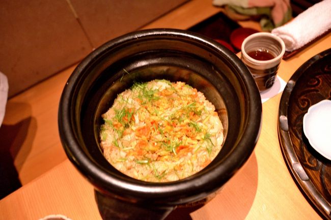 伊勢海老の炊き込みご飯<br /><br />必ずこのように炊き上がりを見せてくれます。<br /><br />残ればおにぎりにして持ち帰り用にしてくれます。