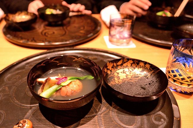 ‘吹き寄せ’蒔絵の椀です。<br />　<br />同じ秋でも、もう少し早いと<br />‘菊づくし’蒔絵の椀で頂けると思います。<br /><br />お出しがとっても美味しい！！<br />菊の花弁が、そこはかとなく秋を感じさせてくれます。<br /><br />松茸もですが、れんこんのすりおろしたお団子が<br />一度油で揚げているので、<br />コクが有りとっても美味しい！！