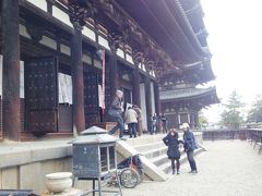 まず東金堂へ　’ひがしこんどう’　でなく、’とうこんどう’と読みます。

日光・月光菩薩様がいらっしゃいますが、十二神将像は出張中。
調べてみると、上野の東京芸大美術館の
　興福寺創建1300年記念　国宝 興福寺仏頭展 にいらしていたんですね。
行き違いでした。