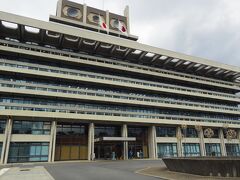 奈良県庁の屋上が見晴らしが良いと、JOECOOLさんが連れて行ってくれました。

玄関の前には、私の嫌いなキャラクターが・・・

平日なので、職員の皆さん仕事中。