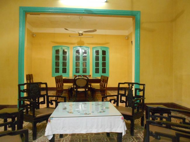 その黄色い建物の中の一室。<br />こちらは、中国語で「貴賓室」って書いてありました。<br /><br />・・・そのわりに地味ですよねえ(笑)