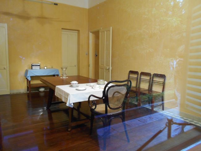 きれいなダイニングセットが置かれていますね。