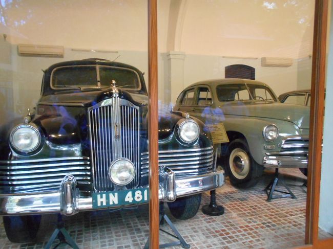 この平屋の建物の中での<br />一番の見どころは、ここの並んでいる<br />３台の車です。<br /><br />ほかの観光客が多くて車種などまでは<br />確認できませんでした。