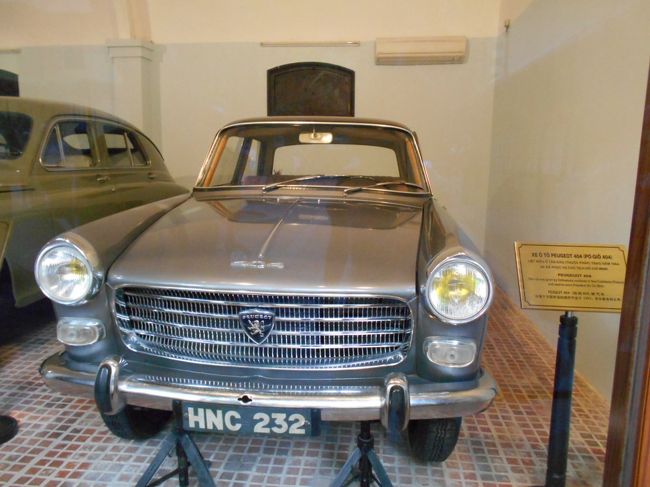 唯一、マークでわかったのが<br />一番右に転じされているルノーです。<br /><br />やっはり、フランス車に乗っていたんですね。