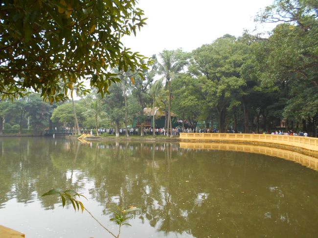 平屋の建物から、この池をぐるっと回って<br />いわゆる「ホーおじさんの家」に行きます。<br />