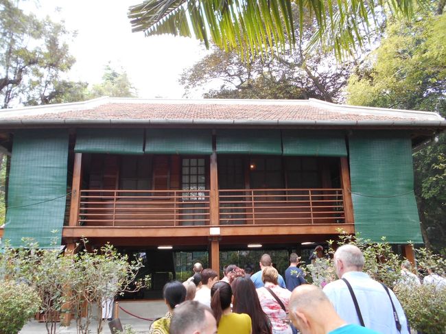 ホーおじさんの家。<br /><br />晩年に住まわれていた家らしいです。<br />みんな、これがお目当てでやってくるんですよ。<br />だから、ここだけはものすごい人で行列です。