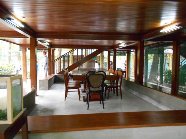 その１階部分に、なぜかテーブルセット。<br />