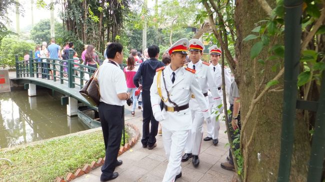 ホーおじさんの家を出るときに<br />ちょうど、交代する新しい衛兵さんがやってきました〜。