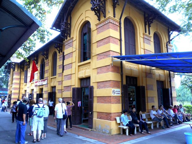 ひととおり、見て回ると<br />ホーおじさんの家などと色を合わせたような<br />お土産物屋さんがありました。