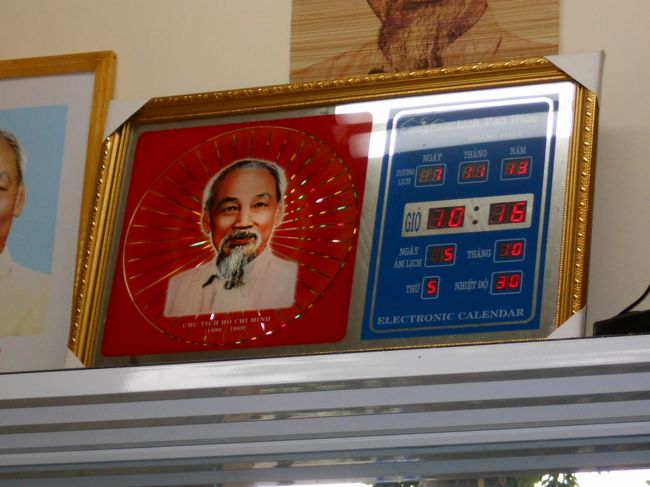 その、土産物屋さんでみつけたのは・・・<br /><br />電飾の後光がさしてるホーおじさんの写真付きの時計！<br />