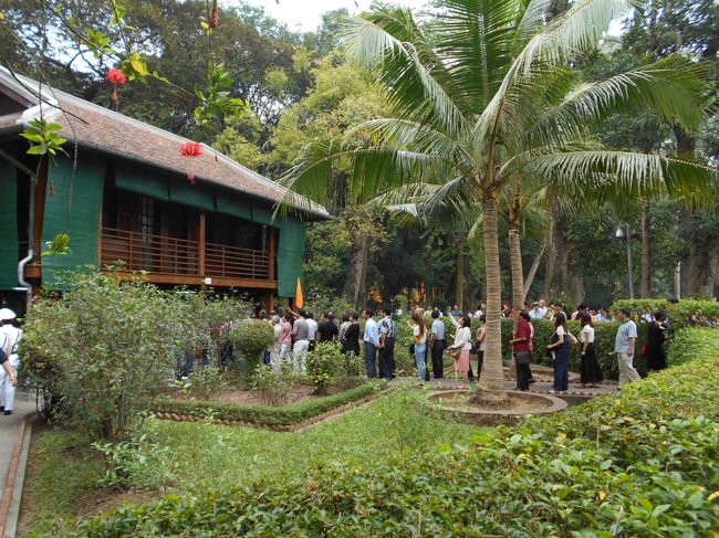 後ろを振り返ると<br />まだまだ行列ができていますね〜。