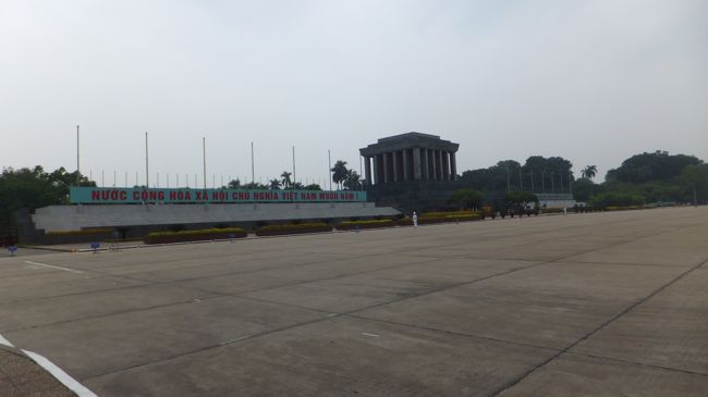 こうしてやっと出てきました<br />バー・ディン広場です。<br /><br />ここから見るホーチミン廟が<br />一番、見ごたえがありますよねえ。
