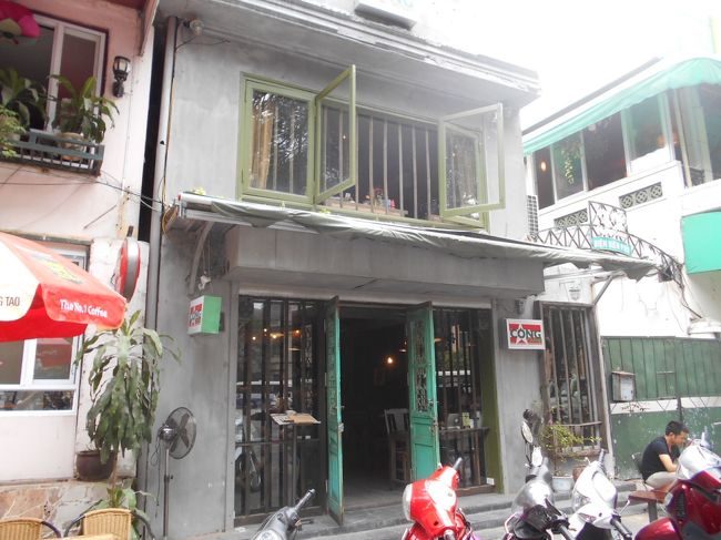 ベトナム軍事博物館の近くに<br />「コン・カフェ」という<br />地元の若者が集まるカフェがあるので<br />ここで休憩です。