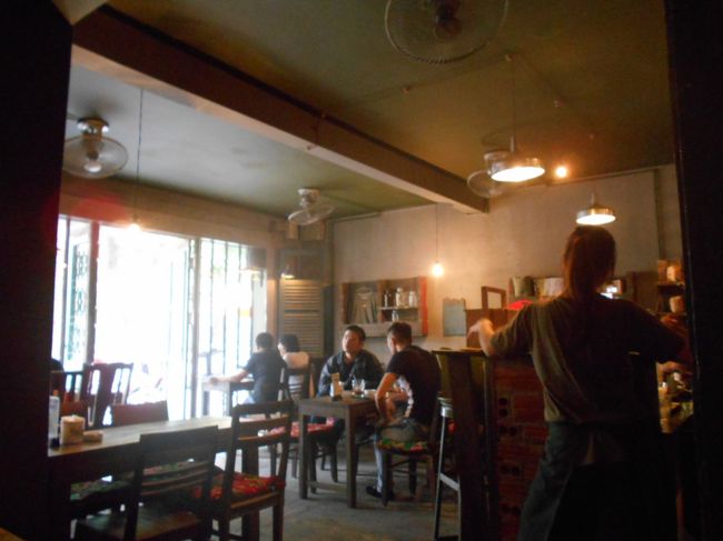 １階の雰囲気です。<br /><br />妙に気取ってなくて、それでいておしゃれ。<br />全体的に、プロパガンダ・アートを意識したインテリア。<br />コン・カフェの「コン」は<br />「コミュニスト」の「コン」なのかな？<br /><br />センスがあって、素敵でしたよ。