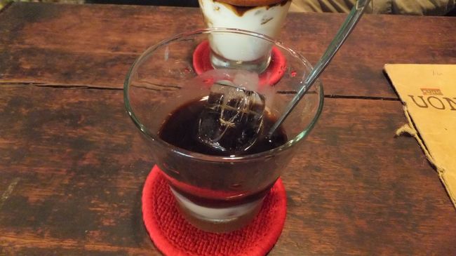 ここで、まず私が選んだのは<br />コンデンスミルク入りアイスコーヒー<br />いわゆる「カフェ・スアー・ダー」ですが・・・<br /><br />これぞ、ベトナムコーヒーだあ！と感動するほど<br />濃くて、チョコレート風味がして<br />（私にはこう感じられます）<br />２センチくらいあるコンデンスミルクを混ぜても<br />それでも濃い〜いくらいに、パンチがあるの！<br /><br />ん〜、うまい！<br />