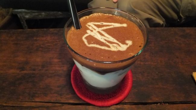 ツレが頼んだのはヨーグルト・コーヒー<br />現地で言うところの「スア・チュア・カフェ」です。<br />スア・チュアって言うのは、ヨーグルトのことなんですけど<br /><br />最近、ハノイっ子の間で人気のようなんです。<br /><br />いろんなカフェでいただきましたが<br />「コン・カフェ」のスア・チュア・カフェが<br />一番おいしかったですよ〜。<br /><br />なんかね、コーヒーヨーグルトって感じ。<br />（そのままですね・・・笑）<br />つまり、コーヒー味のヨーグルトって感じなんです。<br />ぜひ、お試しあれ！