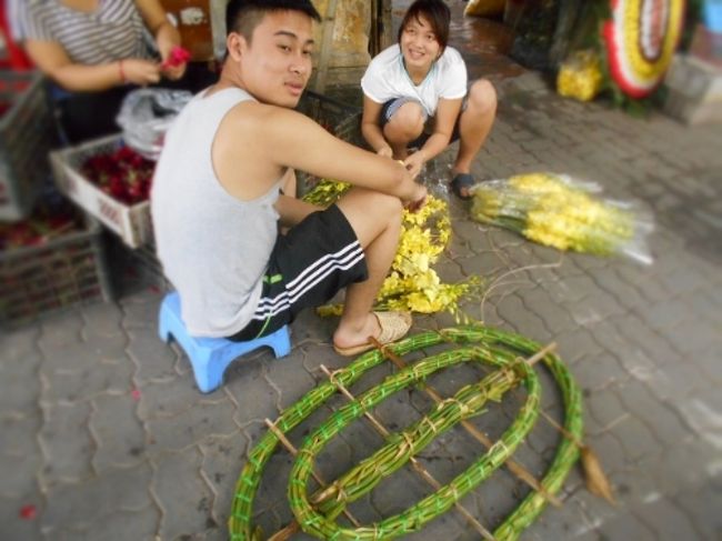 まずは、花の茎で楕円形に作ります。