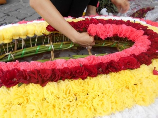 そこへ、１本ずつ同じ色の花を<br />丁寧に手でさして作っていきます。
