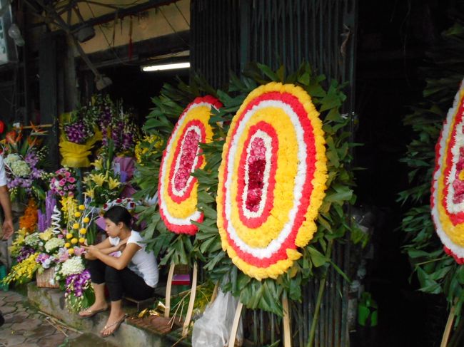 歩いていると、<br />変わった形の花輪が並んでいました。<br /><br />この正体は、翌日にわかりました。