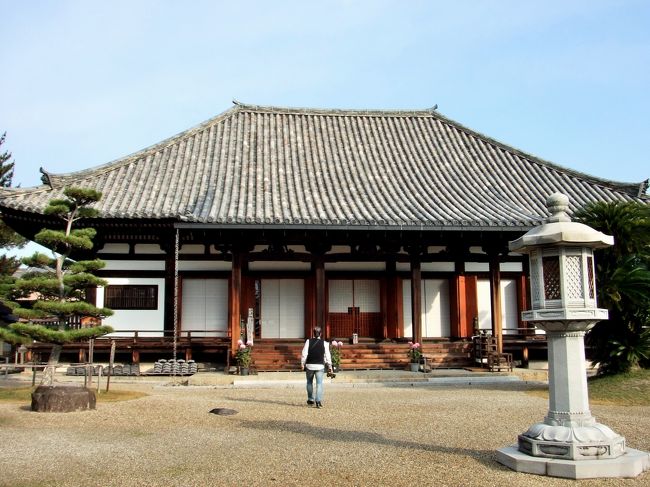 本堂<br /><br />本堂は慶長元年(1596)の地震で倒壊<br />当時寺社奉行の片桐具元が慶長六年(1601)に<br />古材を再用して当初の講堂跡地に講堂として建立。<br />それが現本堂だそうです。