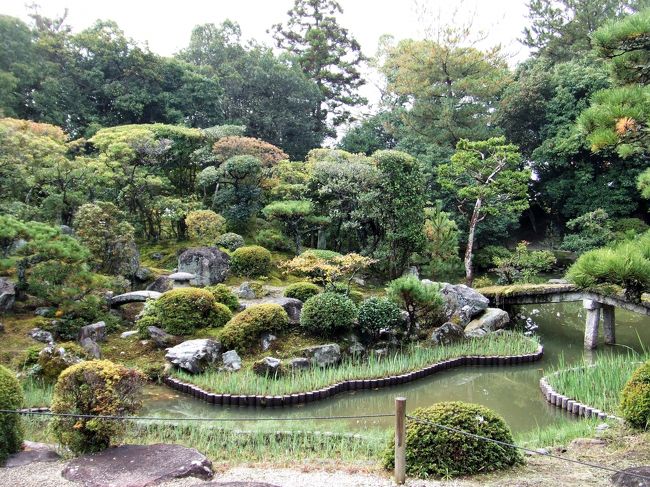 庭園公開期間でした。<br /><br />法華寺の奥書院の南の池を中心に展開する<br />主庭園だそうす。<br /><br />春季にはカキツバタが美しいそうですよ。<br /><br />