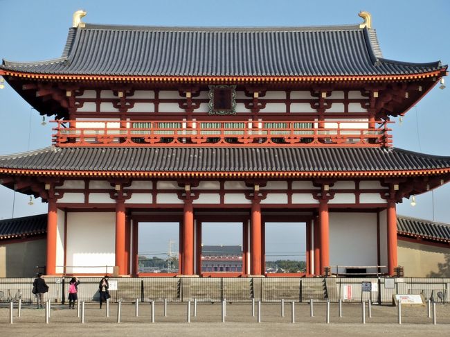 二日目<br />11時過ぎには大阪に戻らねば（´〜｀)<br /><br />奈良滞在時間は約３時間 <br />車を飛ばして！！平城京跡へ<br /><br />Fight!!(ｏ^-^)<br /><br />‘朱雀門’　　<br />こんなん　いつ出来たんやろ？？<br />その奥に大極殿が見えます。