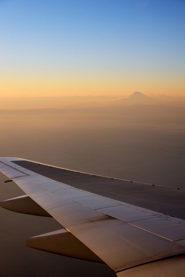 あっという間に　夕日が富士の山を染めます。<br /><br />羽田は、夕方のラッシュで<br />着陸順番待ちのようです。<br /><br />ラッキー　なんて綺麗な〜〜