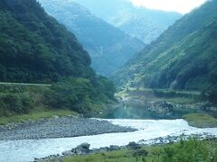 〔 肥薩線（川線） 〕

八代駅を出発し、肥薩線に入ったとたんに風景は一転。

日本三大急流の１つである球磨川に沿って、深い渓谷を縫って走る景観に変わり、いわゆる「川線」と呼ばれている区間になります。