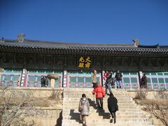 本殿の大寂光殿

華厳経を中心思想として創建された海印寺では毘盧遮那仏を奉安。文殊菩薩・毘盧遮那仏・普賢菩薩が三蔵仏をなします。「静かな海に万物の形象が映るように、心には万物の心理も同じように映し出される」という華厳経の海印三昧から引用し、名前がつけられたといわれています。

