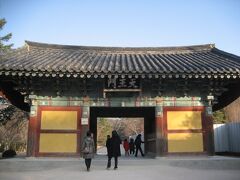 天王門では仏法を守護する四天王が睨みをきかせており、寺院を邪悪なものから守っています。

