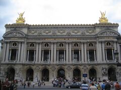 オペラ座（オペラ・ガルニエ）

1800年に皇帝ナポレオン3世が貴族と裕福層の社交場として建設を命じたことにより進められ、1875年に完成。設計はコンペで選ばれ、当時は無名だった35歳のシャルル・ガルニエで、オペラ座の「ガルニエ」という通称はこの設計者の名前から来ています。

