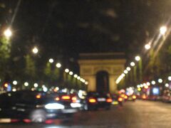 Alexは車できていたので、夜のパリをドライブしてもらいました☆
シャンゼリゼ通りを車で走れるなんて↑↑


