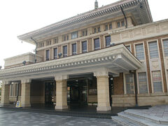 ●奈良市総合観光案内所

旧JR奈良駅舎です。
明治23年に完成、昭和9年に改築されたものです。
JR高架化に伴い役割を終え、今は、観光案内所になっているようです。