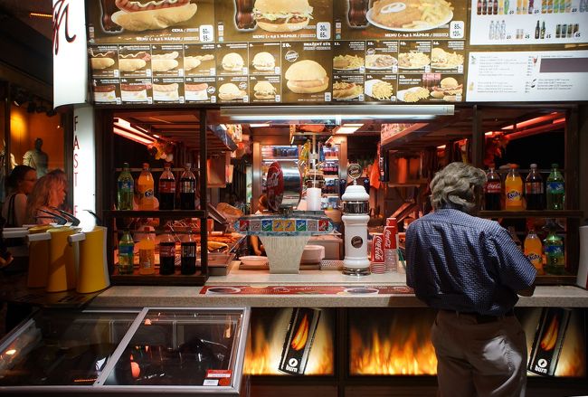 晩ごはんはヴァーツラフ広場あたりのホットドッグ屋さん。