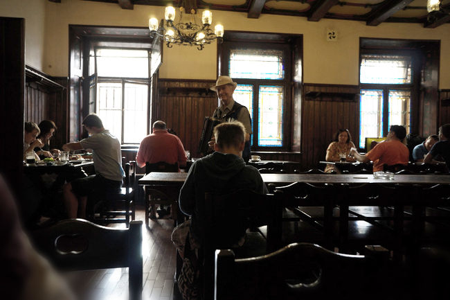 アコーディオンおじちゃんと少年。<br />U Fleku