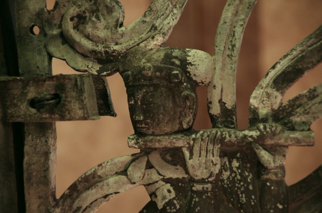 人目につかない搭屋の上に乗るものですが、顔つきなど実に緻密に作ってありますーー。