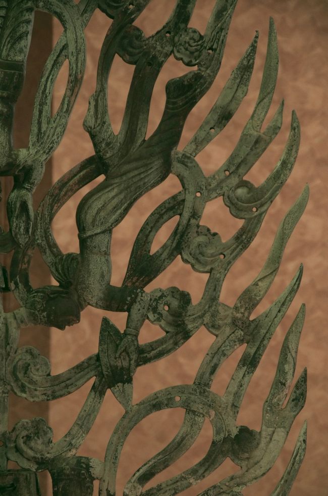 搭の屋根に乗っかっていた「水煙」も修理のため地上に降ろされることに。