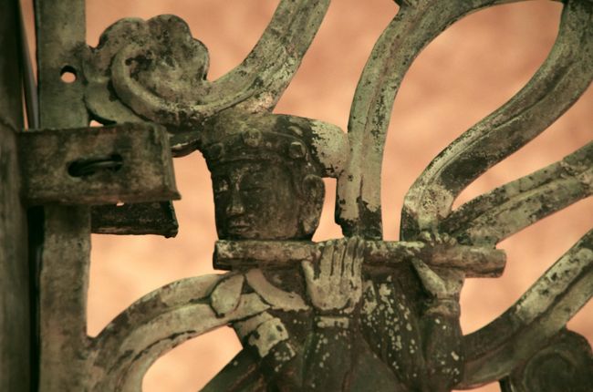 天平時代作の鋳造品。。東西南北各方向に同じ鋳型からつくられた4枚構成。