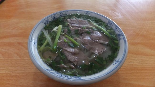 これが、地元の方々が普通に召し上がっている<br />フォーボーです。<br />たしか、25000VND(115円くらい）だとか。<br />有名店のものは50000VNDくらいしたので<br />倍ですね。