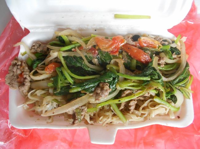 さらに、テイクアウトで<br />フォー・サオも買ってきておりました。<br />35000VND(160円）で、少し高いですね。<br /><br />ちなみにフォー・サオというのは<br />フォーを焼きそばのように炒めたものです。