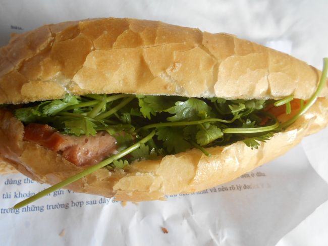 こちらは、胃がやられているわたしのためにと<br />路上屋台のバインミー20000VND(100円弱）<br />結局、あまり食べられませんでしたけど、<br />香草がたくさん入っていて、美味しかったですよ。