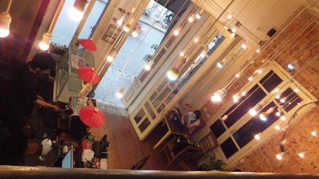 少し、日が暮れてきたら<br />天井からつるされていた電球に明りが・・・。<br /><br />ちょっとロマンチックな雰囲気。