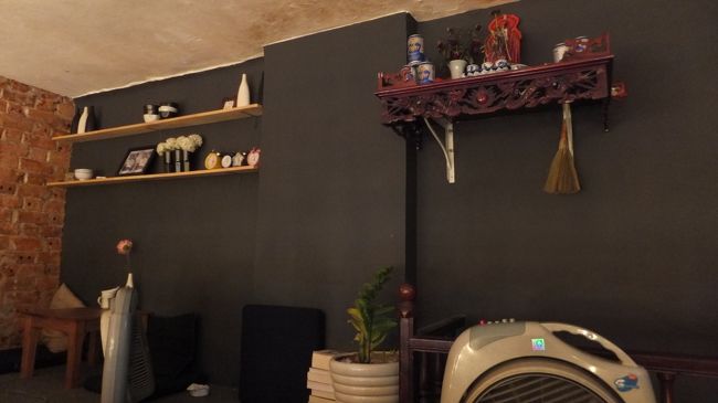 壁には、小さな棚があって<br />かわいい小物が並べられています。<br /><br />お客さんはやっぱり女の子が多いみたい。