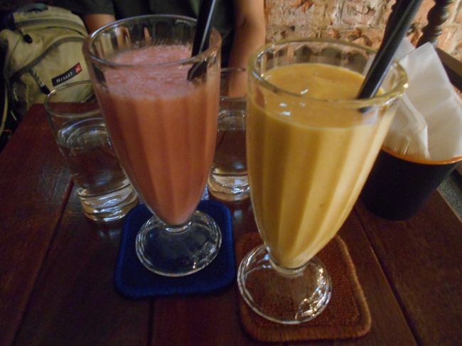 私たちが注文したのは<br />マンゴー・ジュースと<br />スイカのスムージー。<br /><br />スイカのほうにはミルクが入っているはずなのに<br />マンゴーのフレッシュジュースのほうが濃厚でした。<br />どちらもおいしいです。