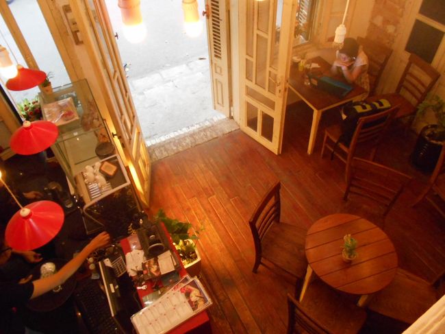 店内にはロフト席があるので<br />私たちは２階のロフト席に。<br /><br />上から店内を見るとこんな感じで、おしゃれです。