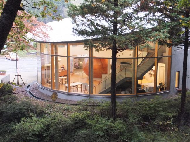 森の中に琥珀のいろいろな展示とショップ。<br />思いのほか規模は大きかったです。<br />そうそう、ココにはこはくちゃんはいらっしゃいませんでしたよ。