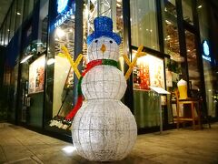 まずは、駅前のＥＤＥＮ（エデン）から。

ＥＤＥＮは、１６店舗の飲食店などから成るちょっとお洒落なスポット。

ちょっとまだ時間が早いのか・・・暗くなってはいるのですが、スノーマンの点灯はまだのよう・・・。
