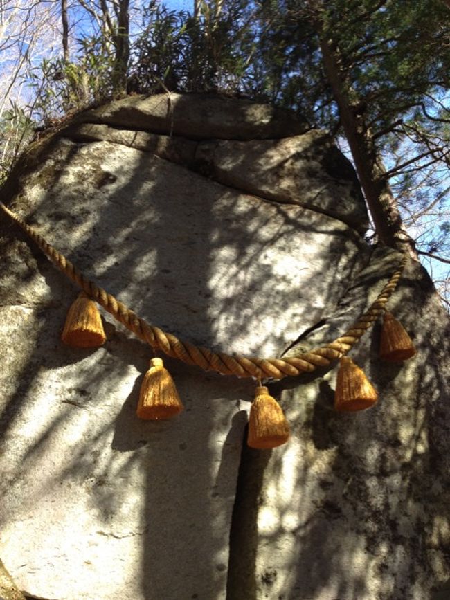 神社の横には大きな岩が！